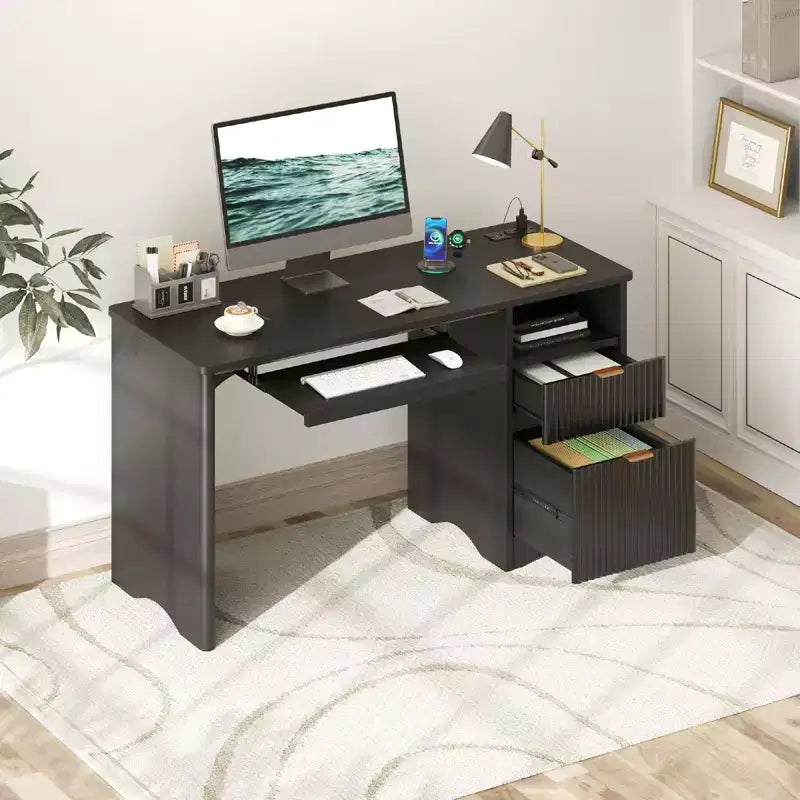 Scrivania per computer da 55 pollici con prese di corrente, vassoio per tastiera e cassetti contenitore