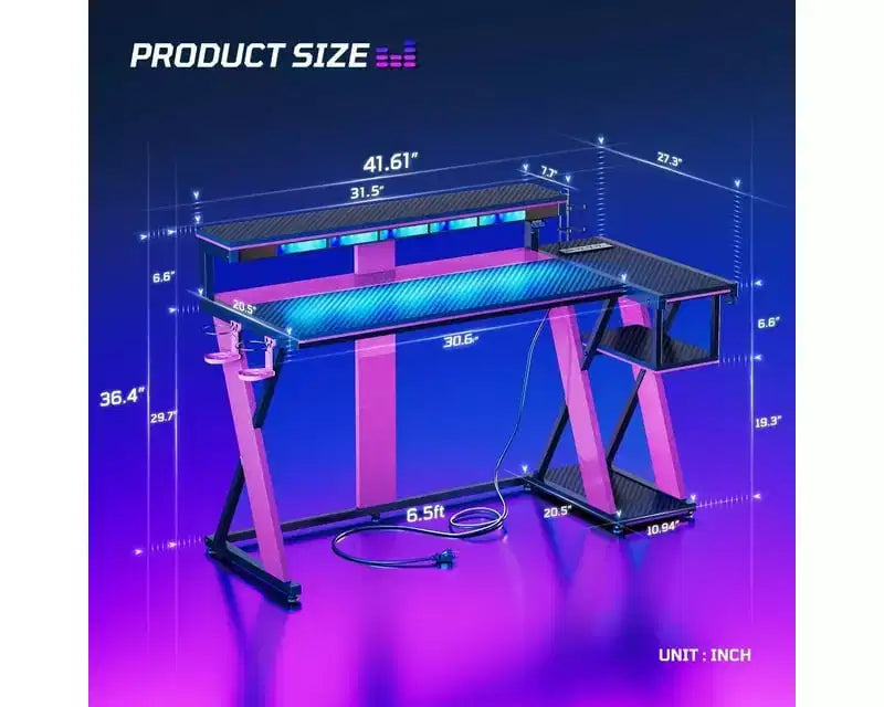 Scrivania da Gaming a L con Supporto Monitor, Presa di Corrente, Luce LED, Portabicchieri e Supporto Controller – 41.6'' / 57''