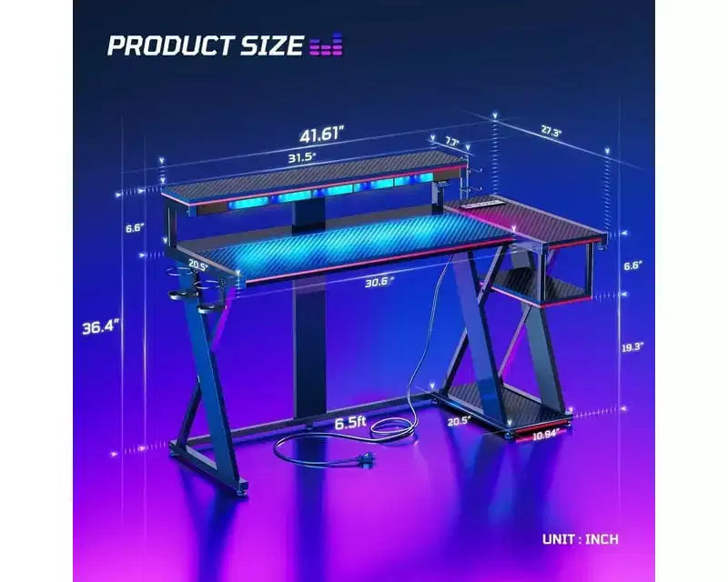 Scrivania da Gaming a L con Supporto Monitor, Presa di Corrente, Luce LED, Portabicchieri e Supporto Controller – 41.6'' / 57''