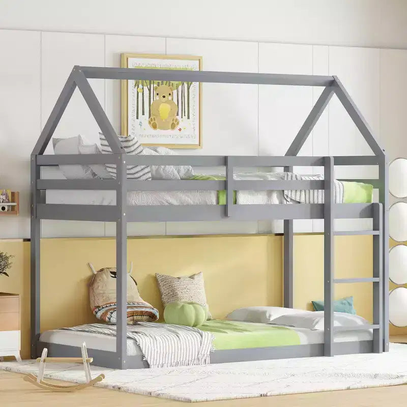 Letto a castello singolo in legno di gomma con scala e sponde, telaio a forma di casetta, bianco