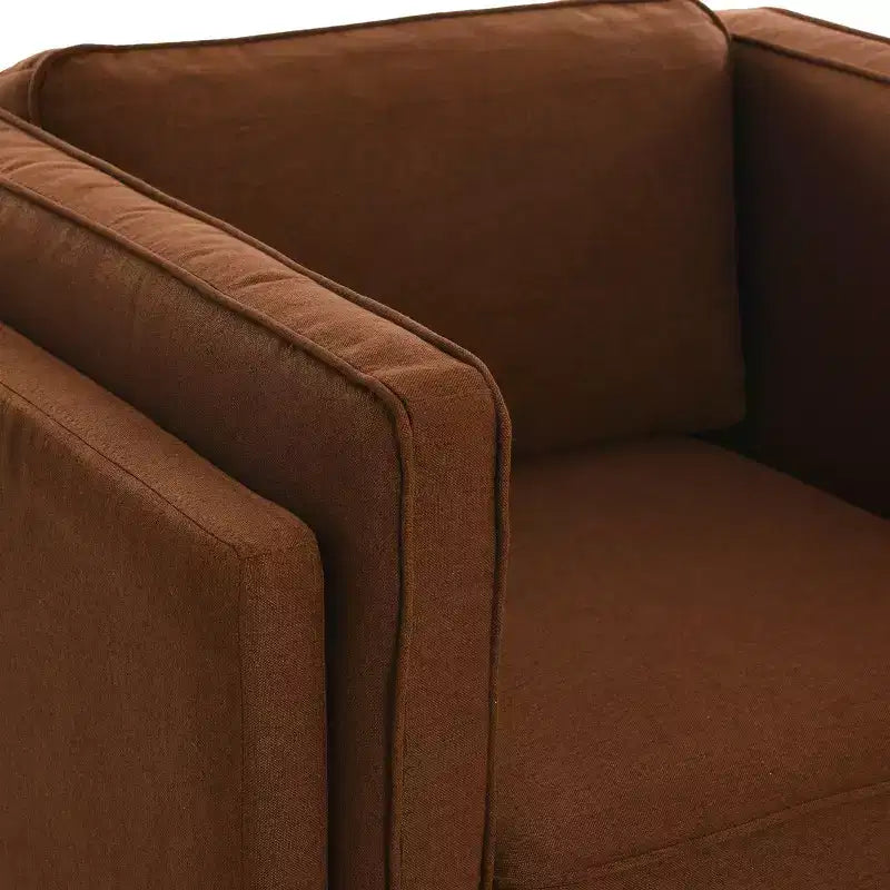 Poltrona moderna imbottita con braccioli e schienale alto, con gambe in legno massello