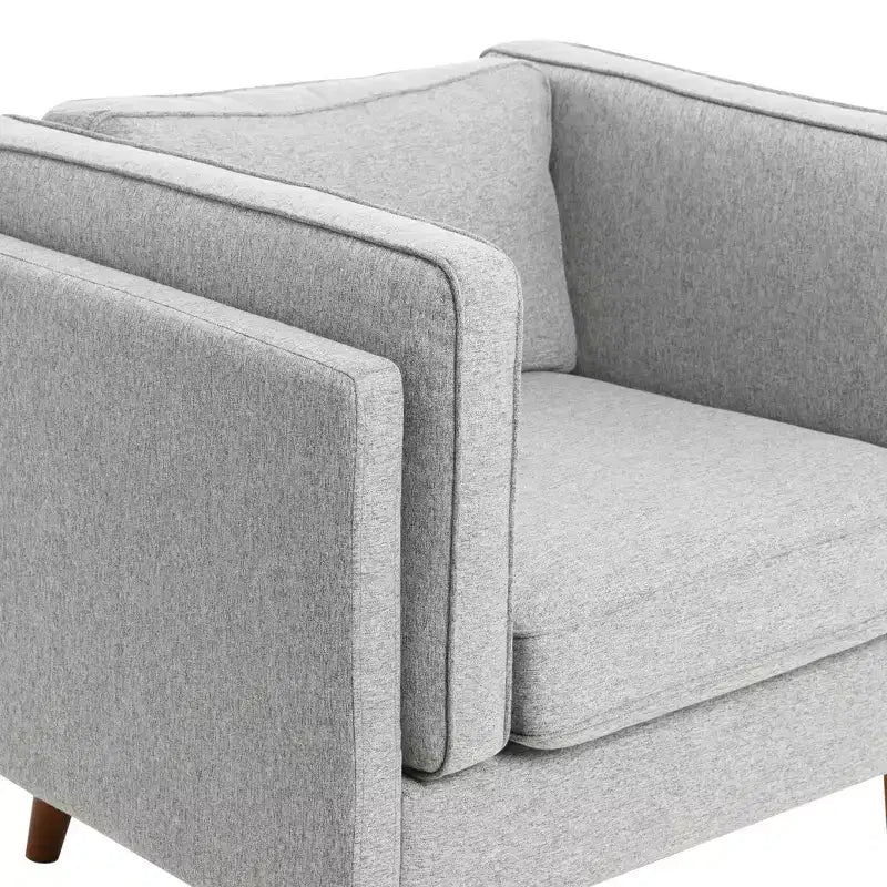 Poltrona moderna imbottita con braccioli e schienale alto, con gambe in legno massello