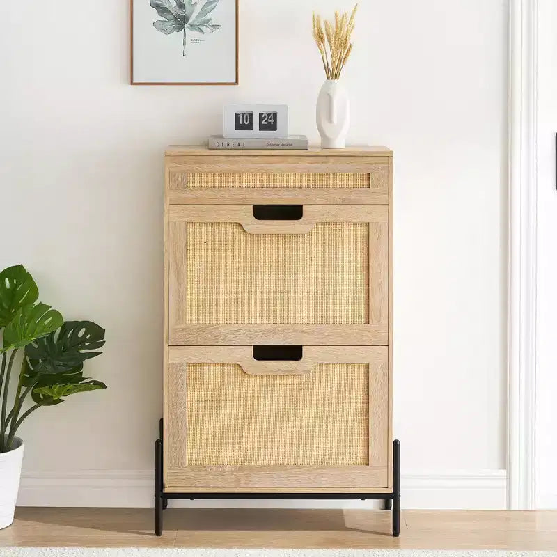 Scarpiera con 2 cassetti a ribalta, design in rattan e gambe in metallo