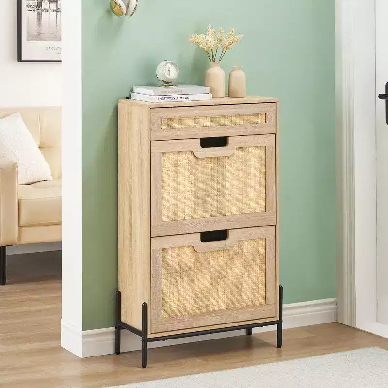Scarpiera con 2 cassetti a ribalta, design in rattan e gambe in metallo