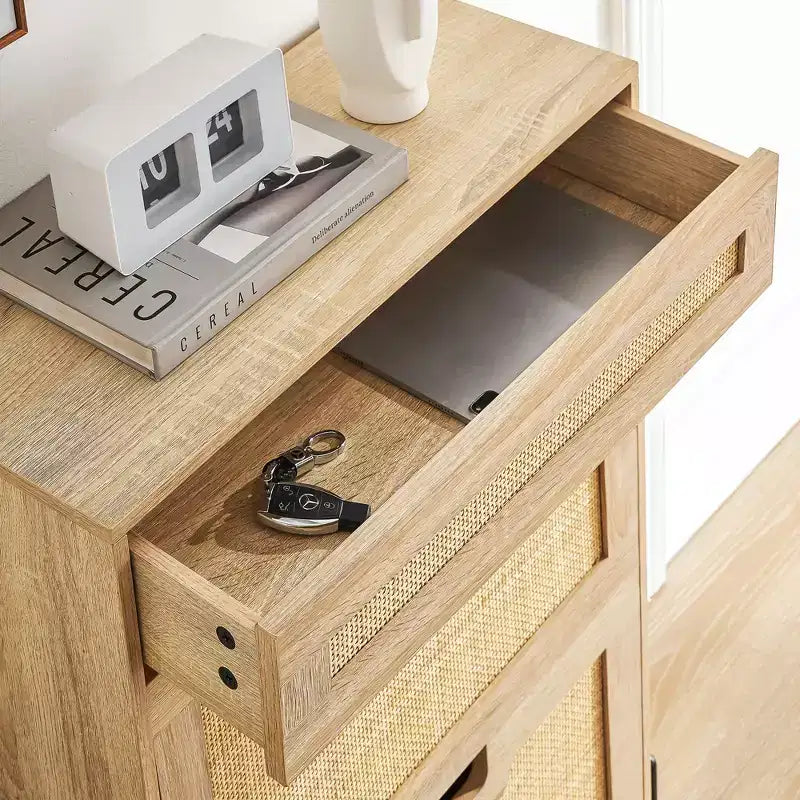 Scarpiera con 2 cassetti a ribalta, design in rattan e gambe in metallo