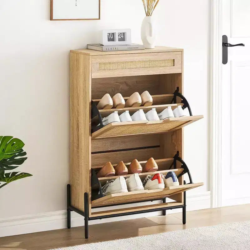 Scarpiera con 2 cassetti a ribalta, design in rattan e gambe in metallo