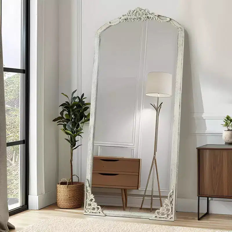 Specchio intero con cornice ad arco in legno massello, 28 in. L x 67 in. H, bianco anticato