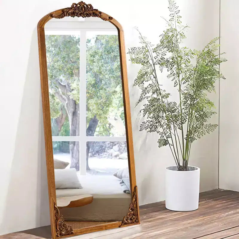 Specchio a figura intera incorniciato in legno massiccio ad arco 30 in L x 69 in A in Oro