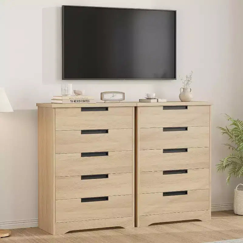 Comò a 5 cassetti con maniglie integrate