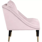 Poltrona in velluto con gambe in legno