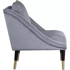 Poltrona in velluto con gambe in legno