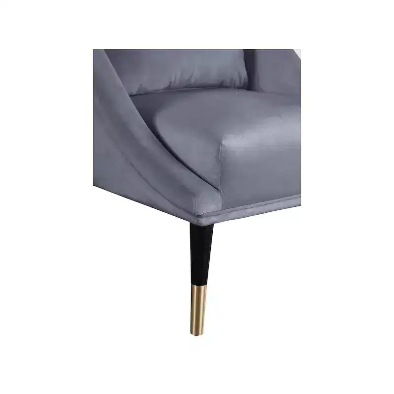 Poltrona in velluto con gambe in legno