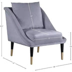 Poltrona in velluto con gambe in legno